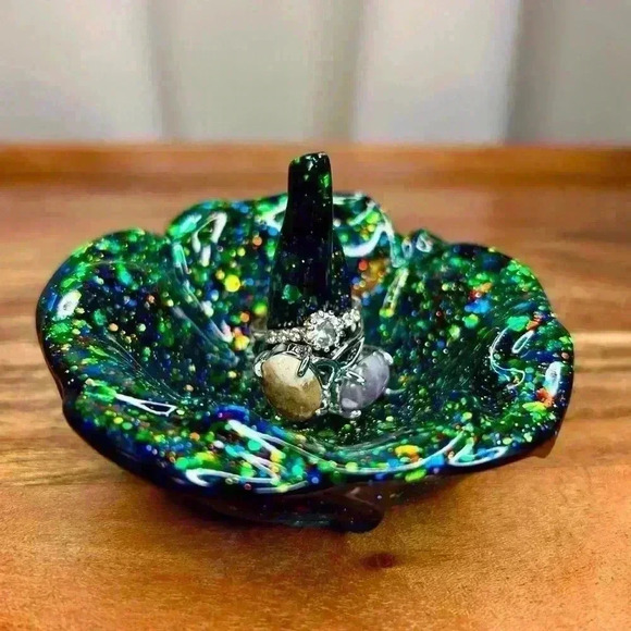 Hand Crafted Resin Ring Holder - Picture 1 of 2